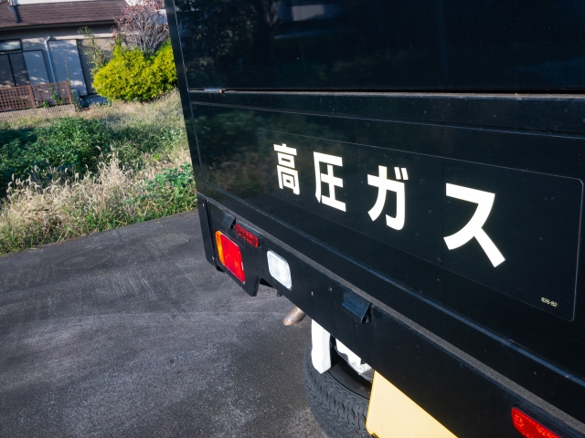 日本緑十字社 車両警戒標識 マグネットタイプ P-3M 高圧ガス 043006 通販